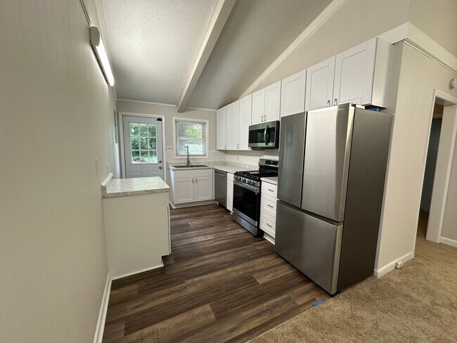 Building Photo - 2b/1b Duplex