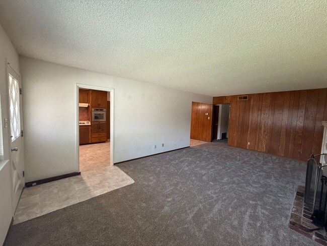 Building Photo - 3 bed 2 bath available in Sacramento!