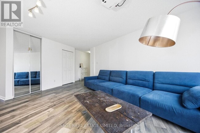 Photo du bâtiment - 801 King St W