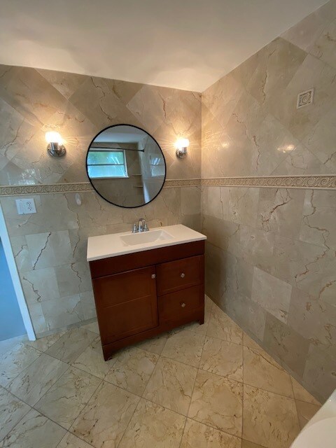Baño principal con mármol - 7680 SW 82nd St