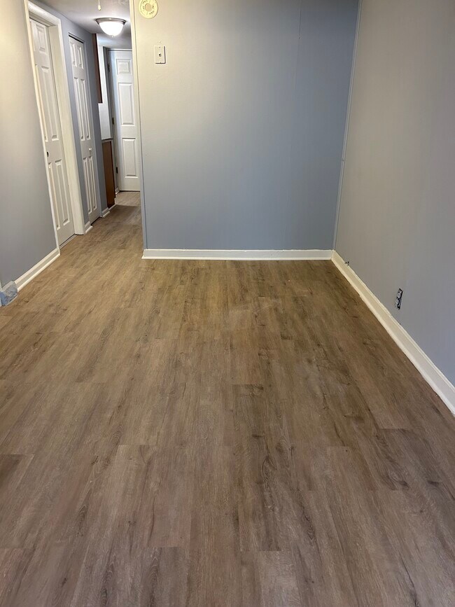 Dining room - 2438 W Eastwood Ave