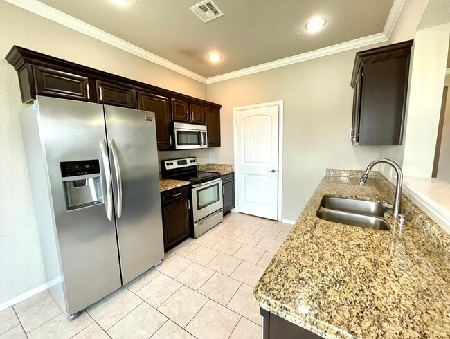 Building Photo - 4820 Lakeshore Dr