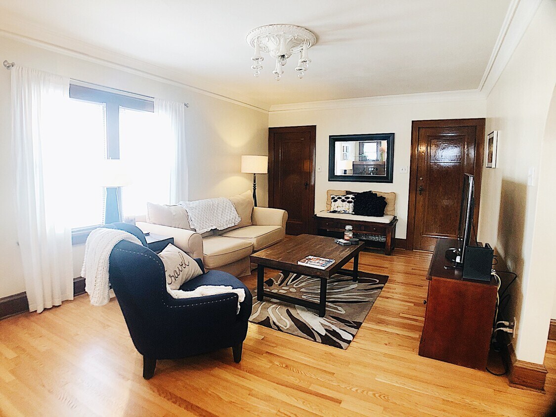 Primary Photo - Stunning Wauwatosa 2BR Upper Unit with Lov...