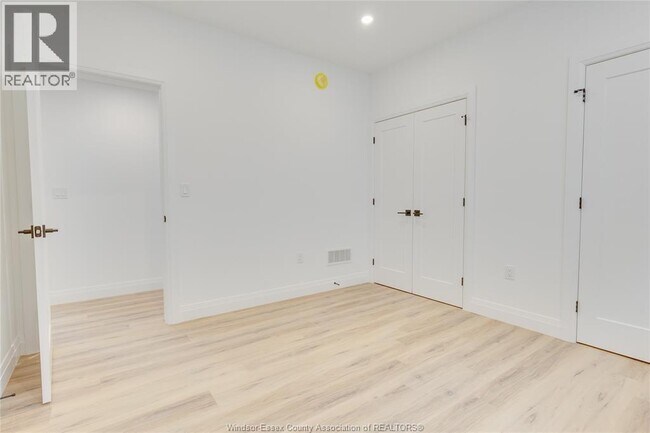 Photo du bâtiment - 2451 Westminster Blvd