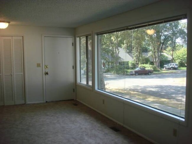 Foto del edificio - 3 bedroom 2 bathroom Duplex