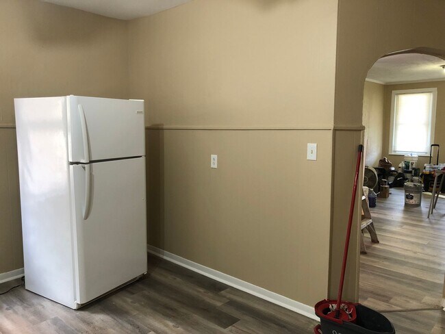 Foto del edificio - Great 3 Bedroom Home! Freshly Painted! New Flooring! Large Living Area! Eat-in-Kitchen! Screened ...