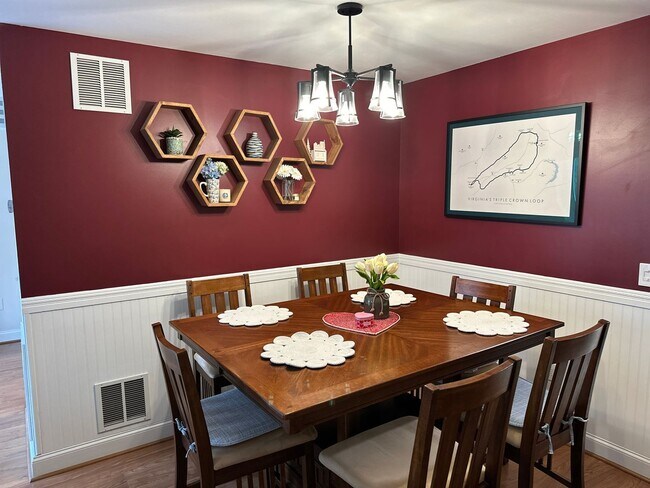 Building Photo - 3 Bed, 2 Bath Townhouse