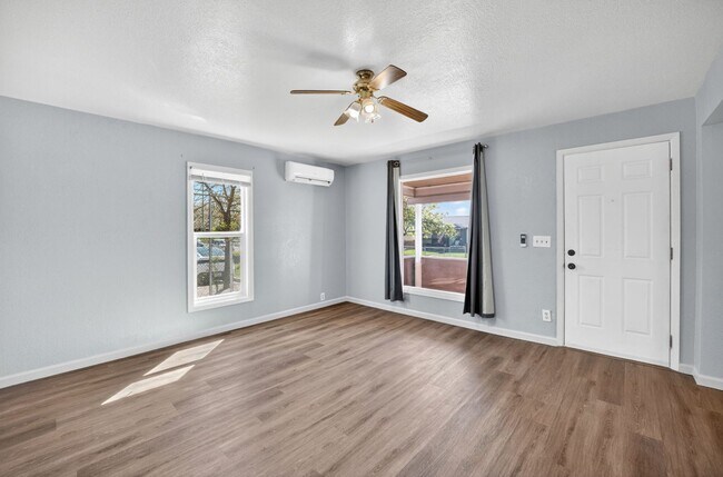 Foto del edificio - Charming& Updated Northeast Home!