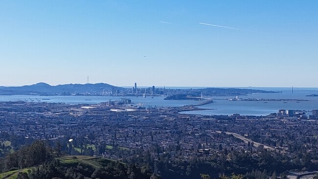 Building Photo - 6100 Skyline Blvd