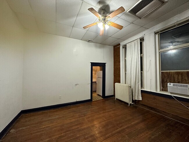Studio apt - 112 W McPherson St