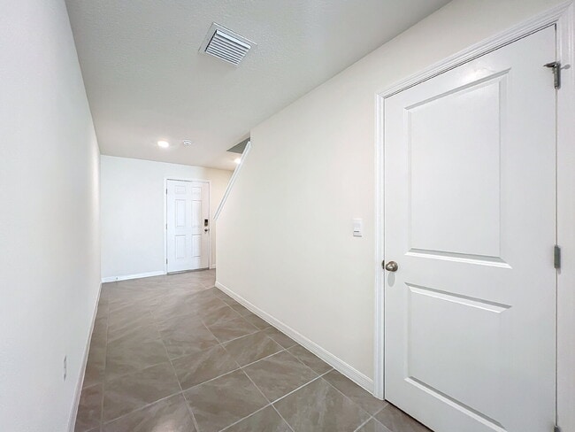 Building Photo - 5 Bedroom Rental Home with Large Backyard in Ocala Crossings!