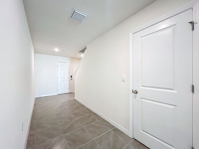 Foto del edificio - 5 Bedroom Rental Home with Large Backyard in Ocala Crossings!