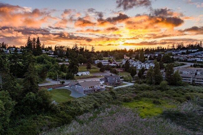 Building Photo - Gorgeous Lower Level Apartment Ready For a...
