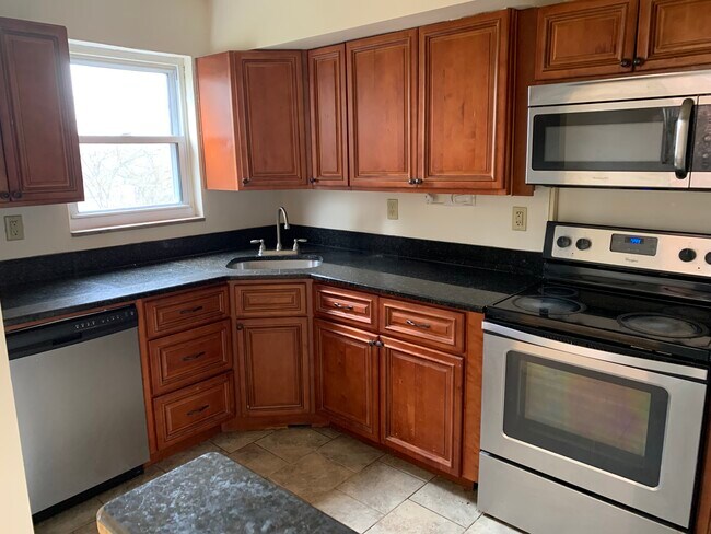 Building Photo - 1611 Parkline Dr