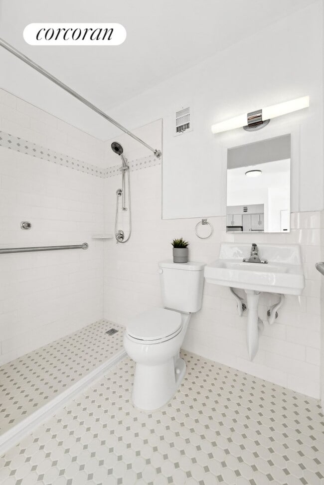 Building Photo - 525 Audubon Ave