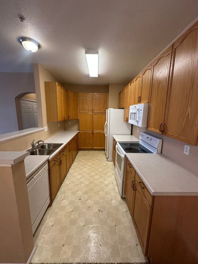 Building Photo - Move in ready 2-bedroom Condo- Community P...
