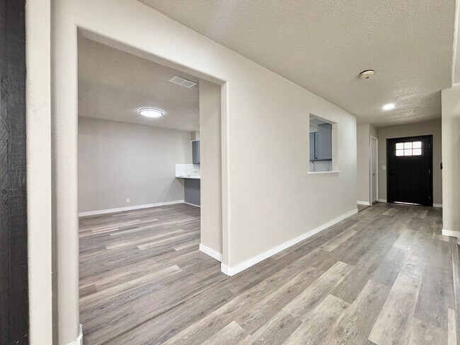 Building Photo - 5202 Metcalf-
