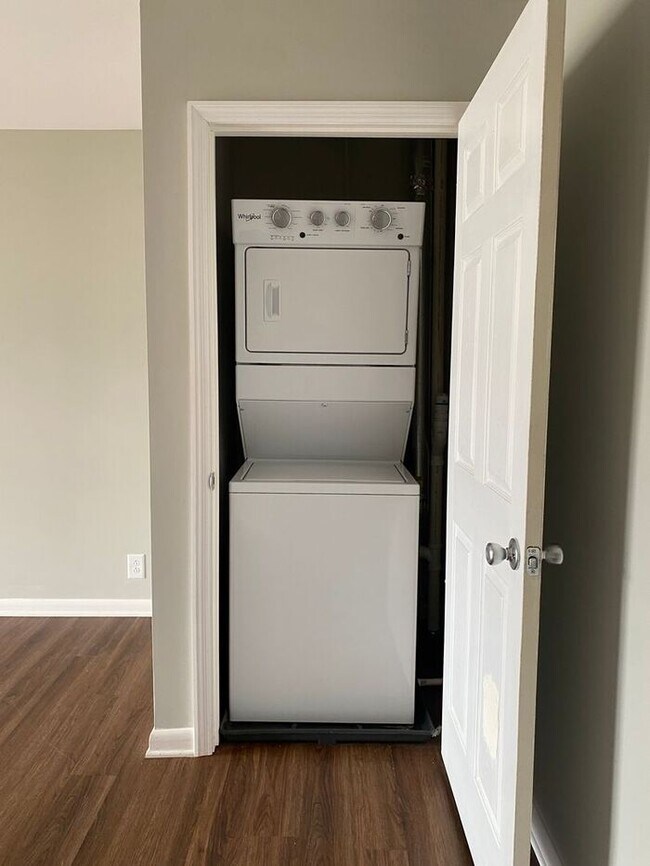 Foto del edificio - 2 Bedroom Unit was recently renovated. Liv...