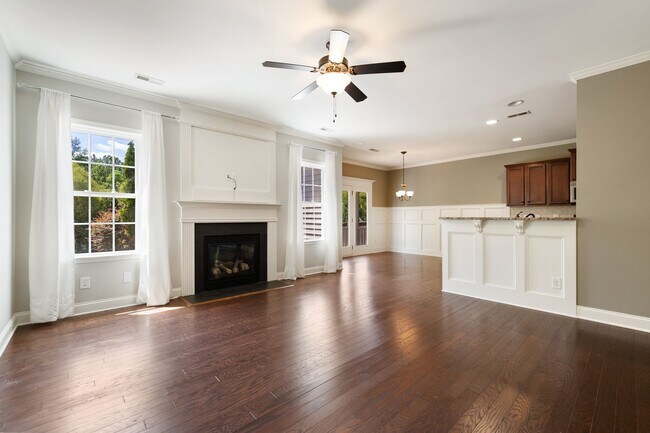 Building Photo - Stunning and HUGE 5Bed/3Bath in Holly Spri...