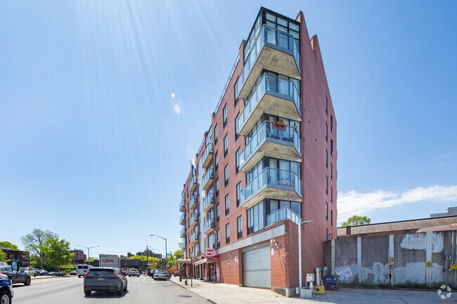 Foto del edificio - 60-70 Woodhaven Blvd