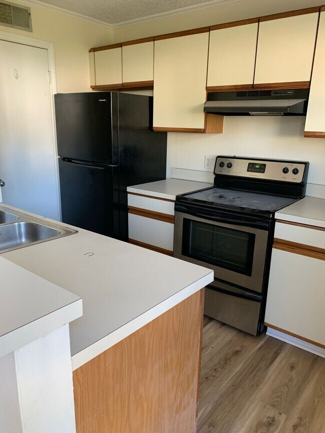 Building Photo - 2-Bedroom, 1.5-Bath town house