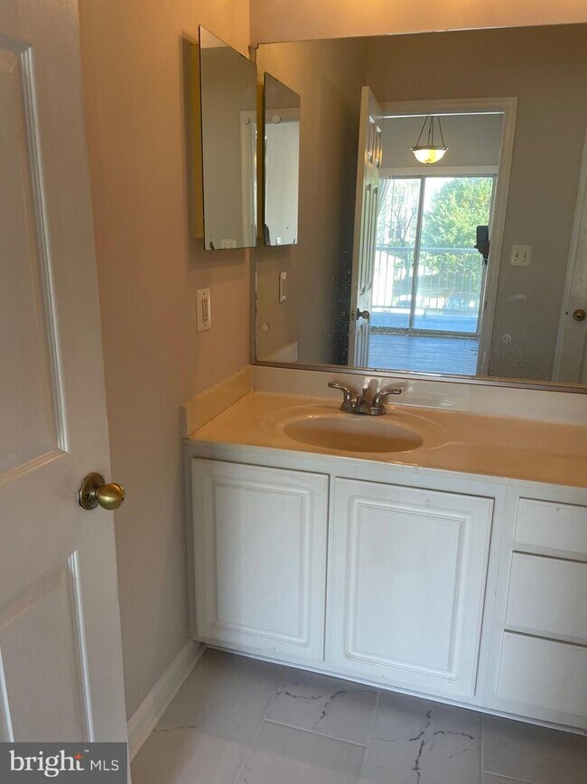 Building Photo - 2702 Gresham Way