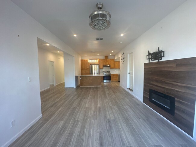 Building Photo - 1606 E San Fernando St