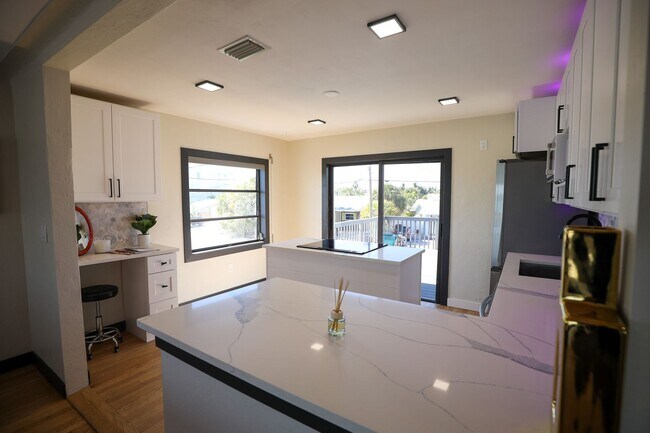 Foto del edificio - Fully Furnished Luxury Waterfront Unit w/in Walking Distance to the Shopping, Beach, Restaurants,...