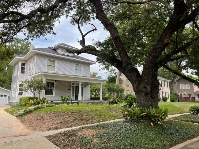 Building Photo - Incredible Historic Home For Lease