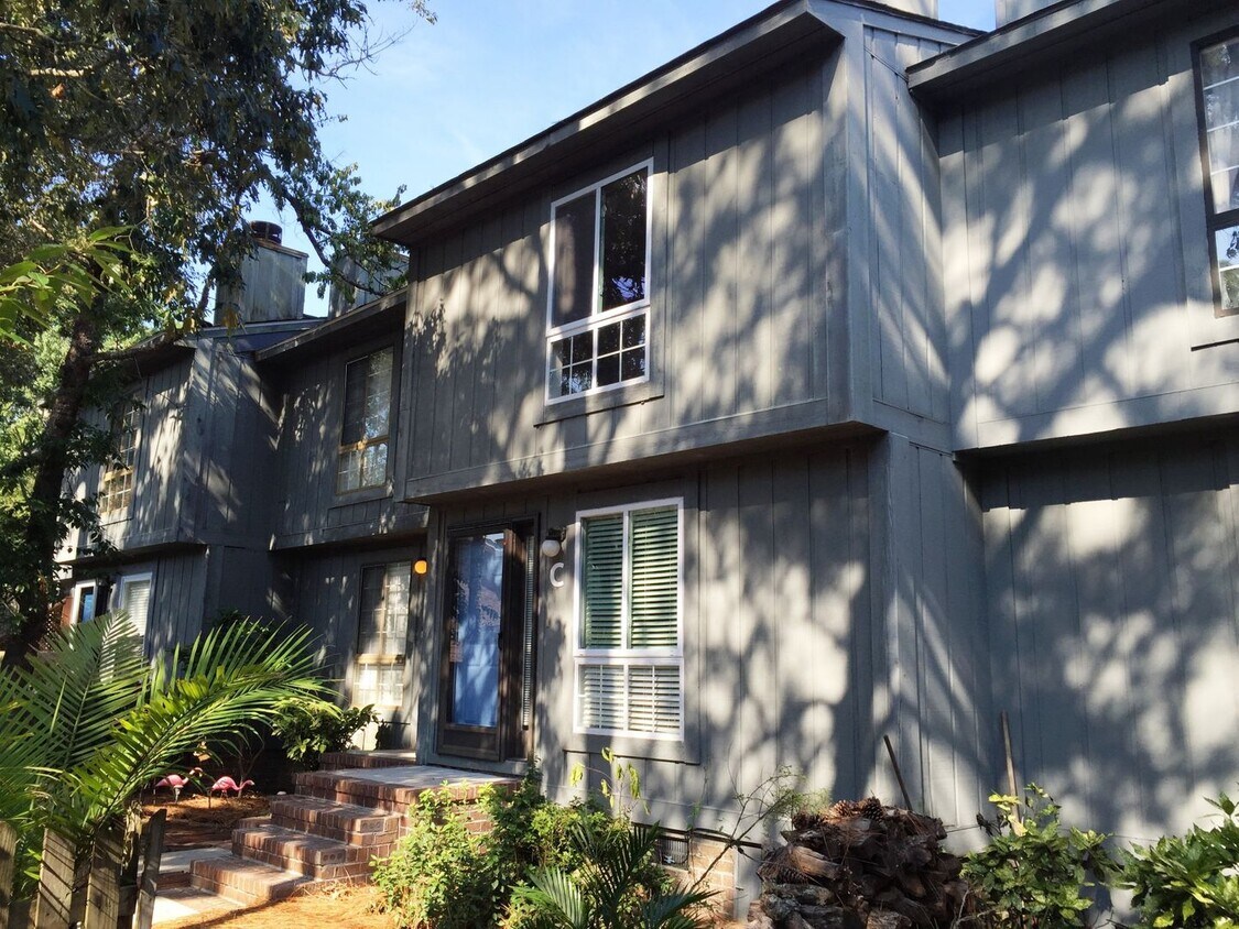 Primary Photo - Pet-Friendly, Walk to Beach, 2 Bedroom, 1....