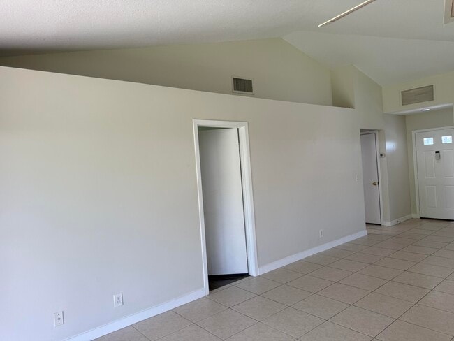 Building Photo - 112 Club Dr