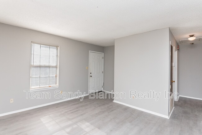 Building Photo - 5405 E Shore Dr