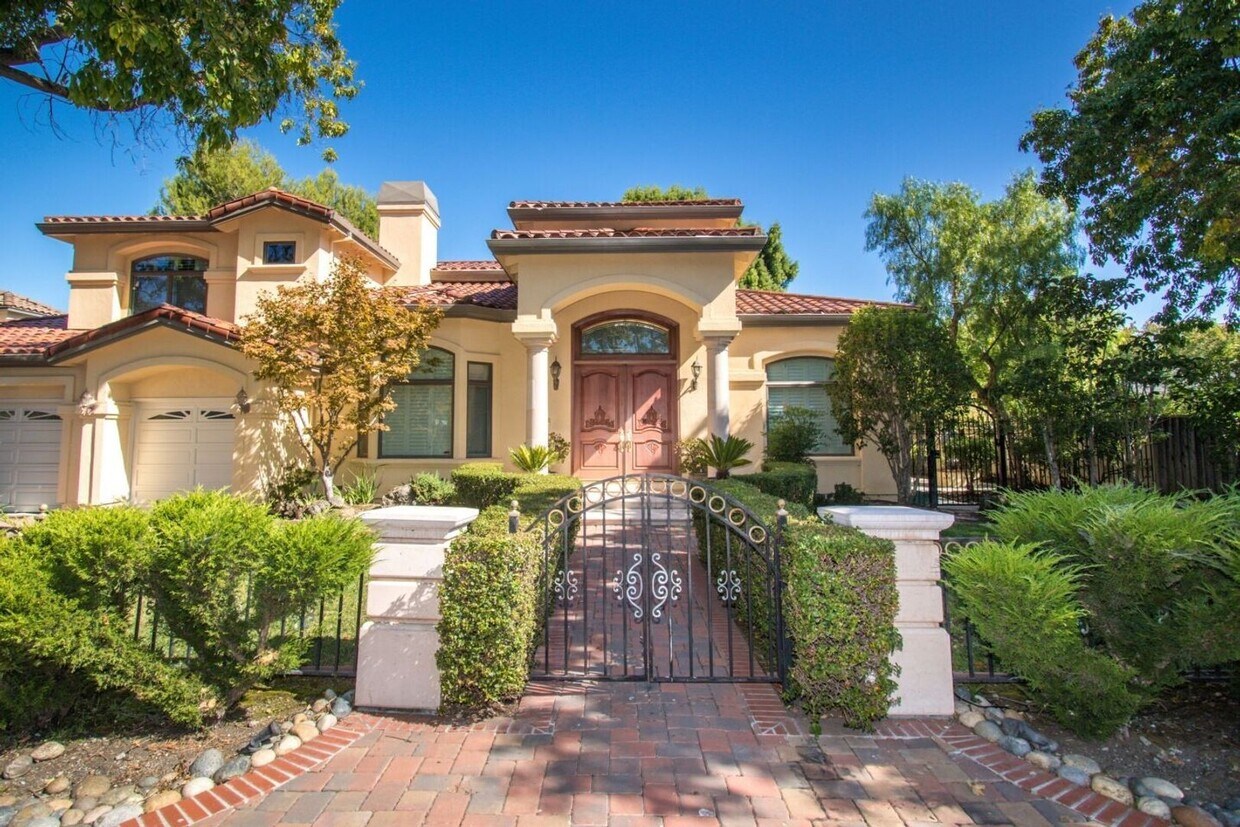 Foto principal - Spacious Executive Home in the Heart of Mi...