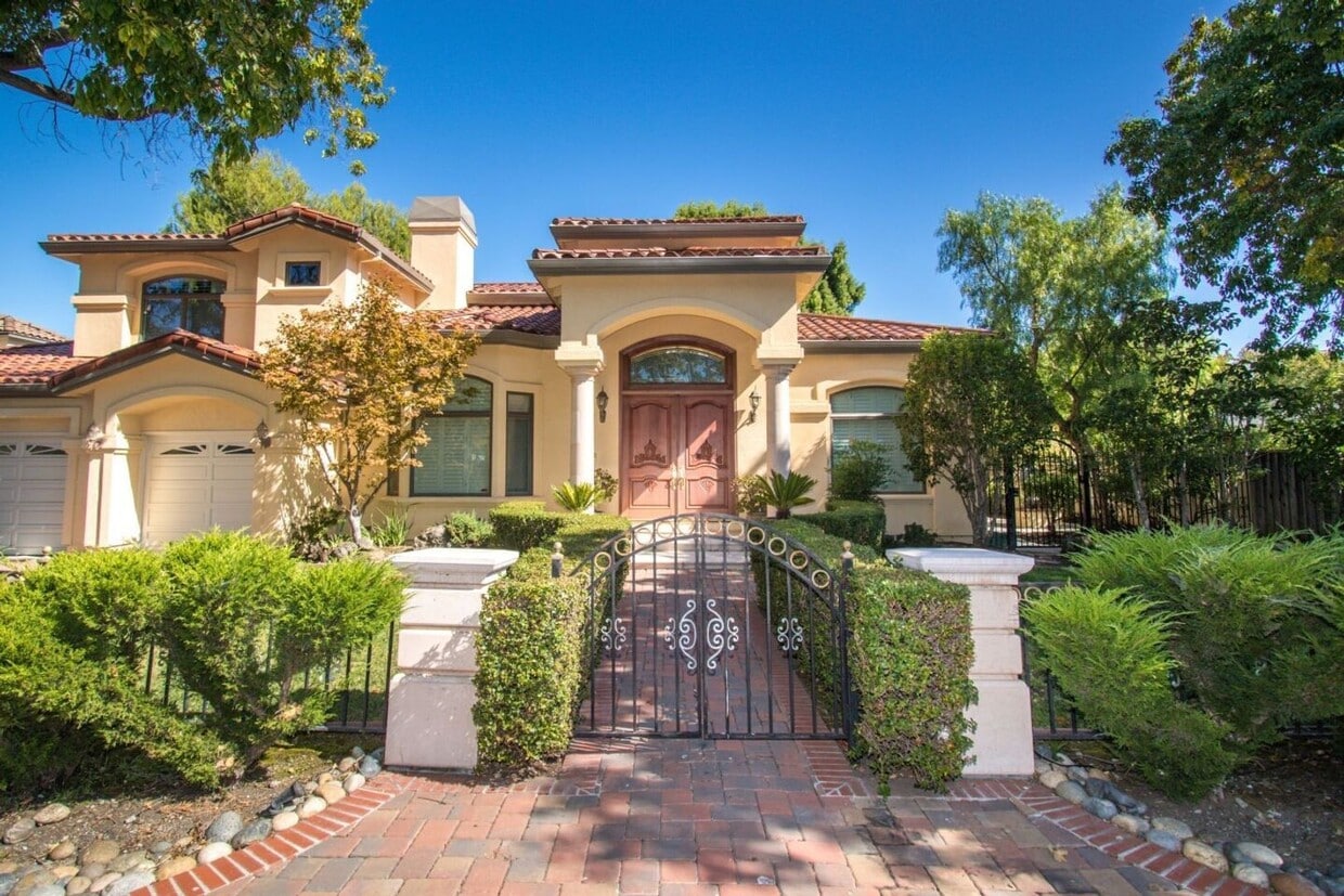 Primary Photo - Spacious Executive Home in the Heart of Mi...