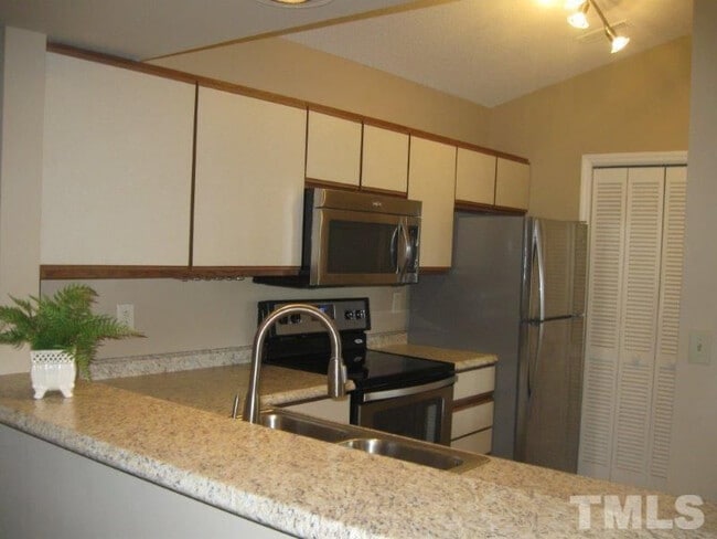 Foto del edificio - Room in Townhome on Sunpointe Dr