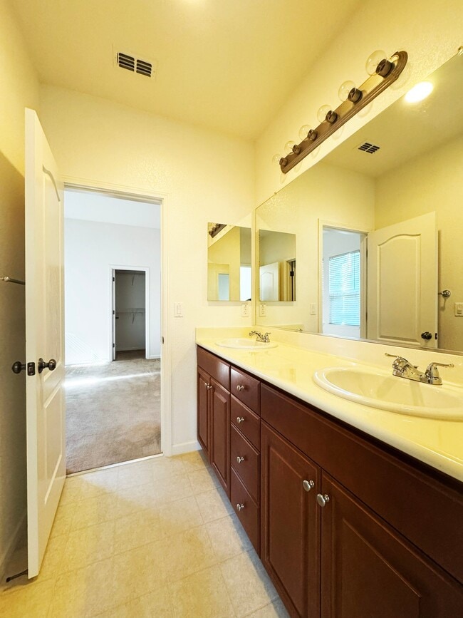 Building Photo - 620 W Privado Way