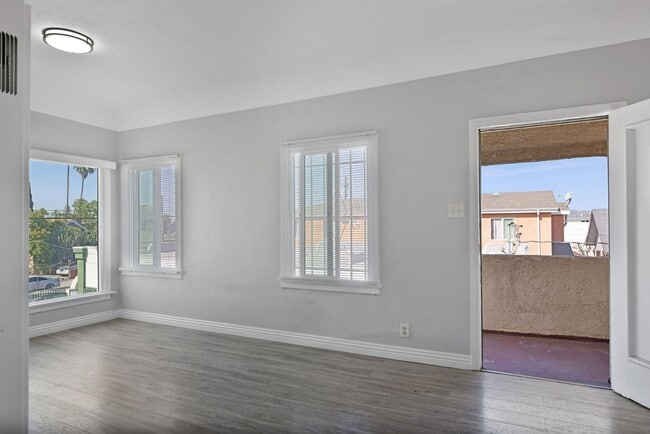 Building Photo - Spacious 2-Bedroom Apartment in Prime Los ...