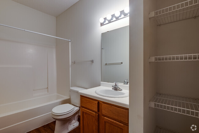 2BR, 2BA - 1074SF - Bathroom 2 - Curve Crest Villas