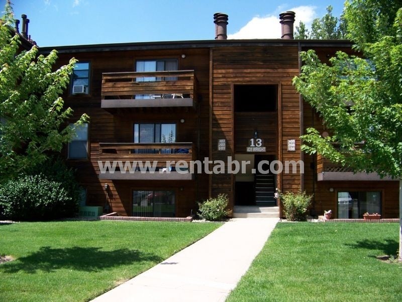 Primary Photo - Charming 2-Bed Garden Apartment in Green M...