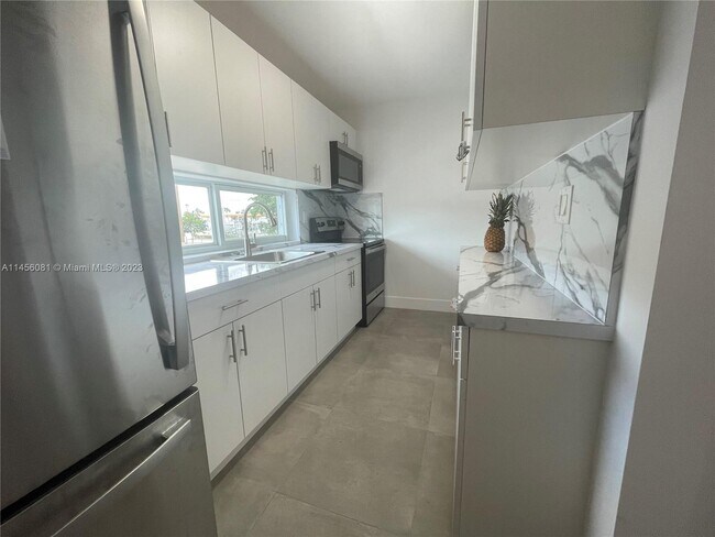 Building Photo - 645 Palmetto Dr
