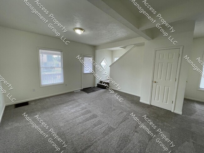 Building Photo - 3 Bedroom 1 Bathroom Northwest Side Home