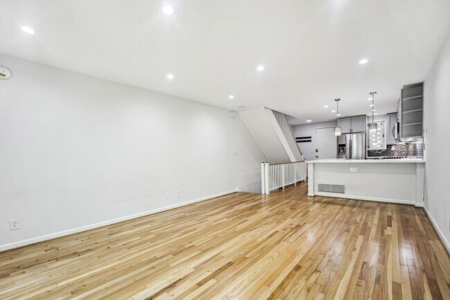 Building Photo - 3 Bed, 2 Bath, Recently Updated! Easy Walk...