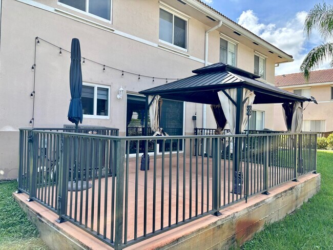 Foto del edificio - 4901 Palm Garden Ln