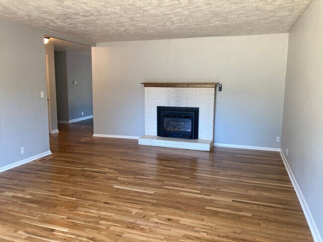 Building Photo - Quiet Three Bedroom Home in South Salem, L...