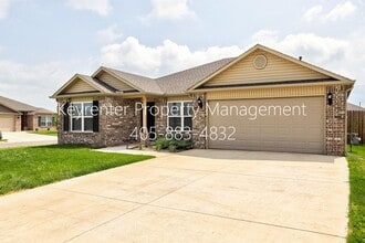 Building Photo - 440 Fox Den Dr