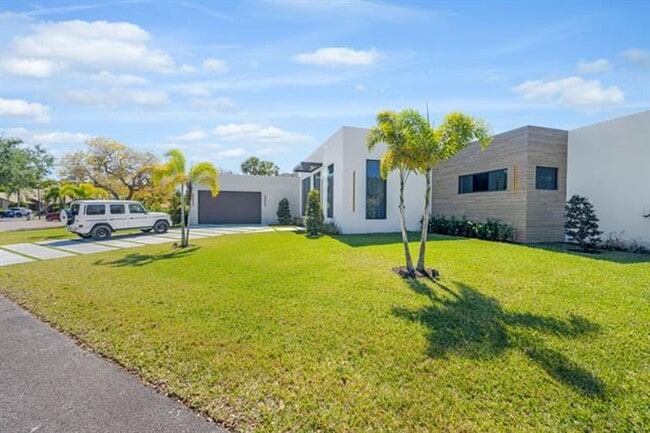 Building Photo - 1000 SW 93rd Ave