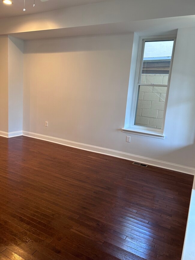 Building Photo - 151 Hall St