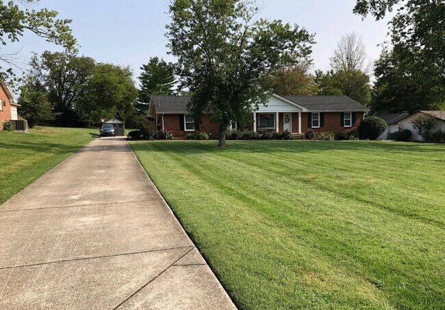 Foto del edificio - 3bed/2bth. Once acre lot w/storage shed an...