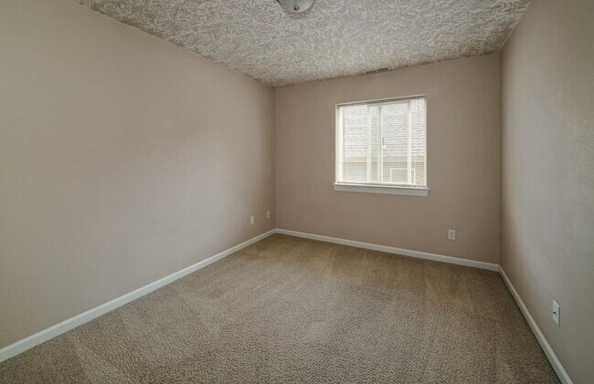 Foto del edificio - 4bd/2.5ba House with Washer/Dryer & Fully Fenced Yard!