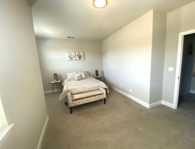 Foto del edificio - Luxury Townhome in West Redding!
